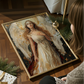 Abstrakter Engel Fine Art Print – leuchtendes Weihnachtsposter mit goldenen und weißen Lichtakzenten. Himmlische Winter Edition Wandkunst voller Ruhe und Eleganz.