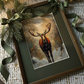 Elegantes Winterposter als Fine Art Print mit abstrakten Rentieren im Schnee. Edle Weihnachtskunst in gold beigen Tönen – moderne Wanddekoration für die Winterzeit.